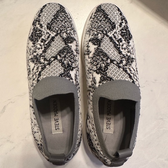 EUC Steve Madden Slip Ons - Picture 2 of 4